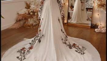 Ziedu fantāzija: Bohēmijas kāzu kleitas pilnos ziedos